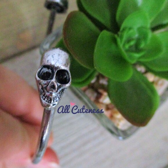 🎀 Edgy Skull Cuff Bracelet - Picture 7 of 7